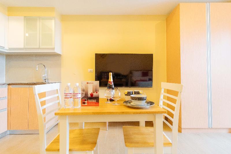 Hotel Reddoorz Premium @ Venice Luxury Bgc 1