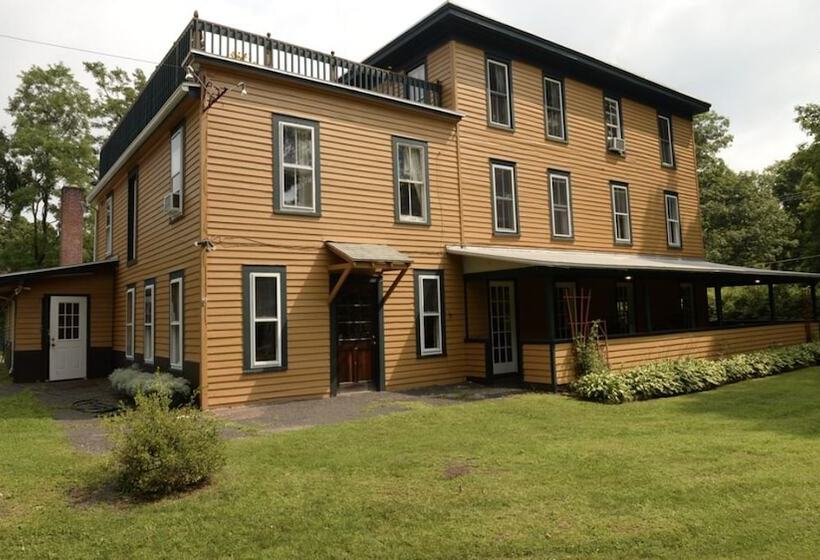 הוסטל The Woodbine Inn