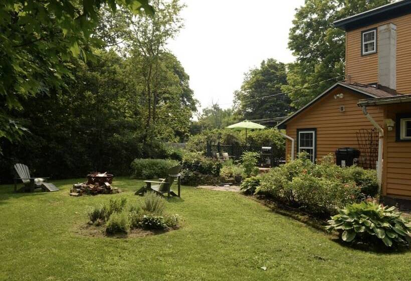 הוסטל The Woodbine Inn