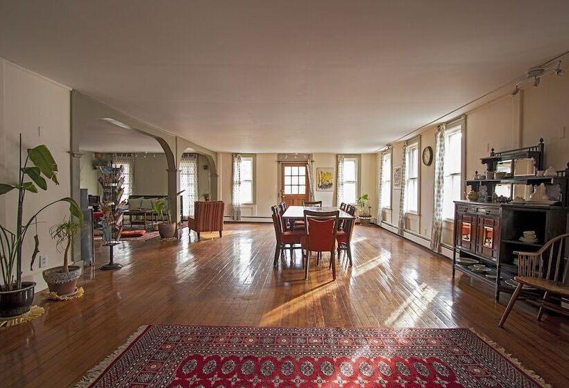 הוסטל The Woodbine Inn