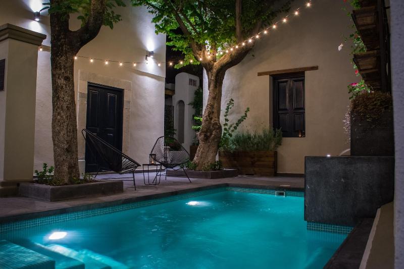 Antigua Trece Hotel Fusión