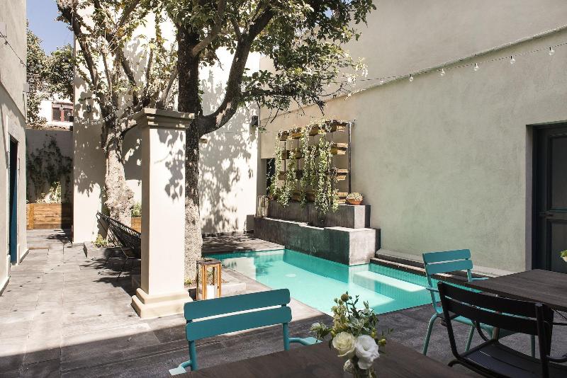 Antigua Trece Hotel Fusión