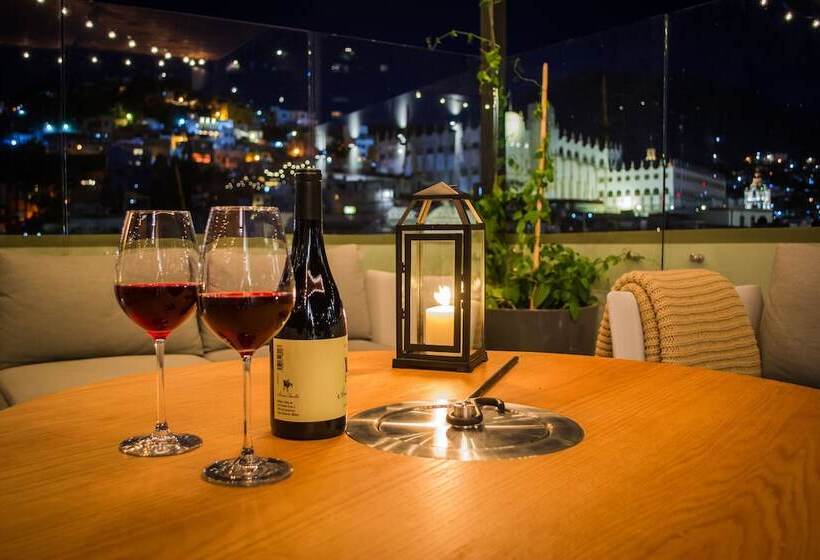 Antigua Trece Hotel Fusión