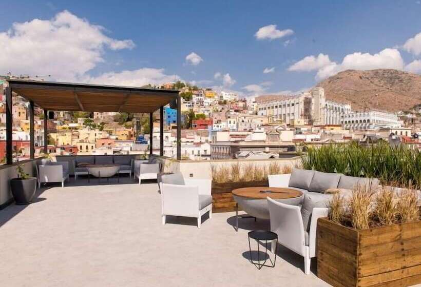 Antigua Trece Hotel Fusión