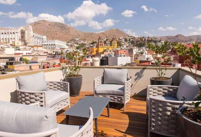 Antigua Trece Hotel Fusión