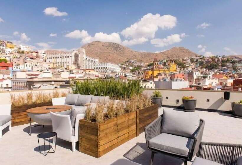 Antigua Trece Hotel Fusión