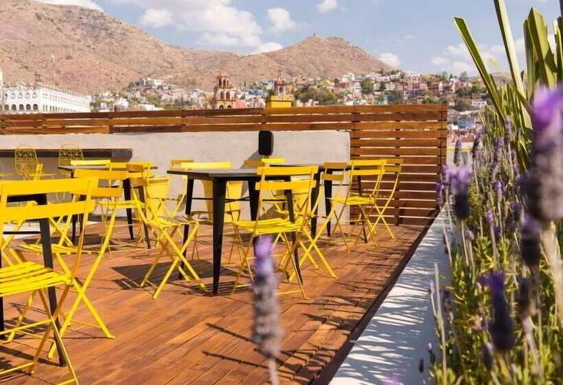 Antigua Trece Hotel Fusión