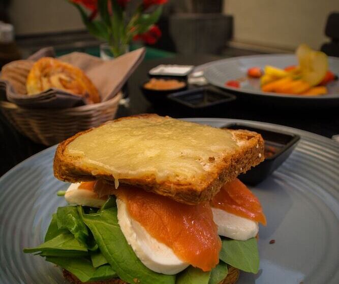 Antigua Trece Hotel Fusión