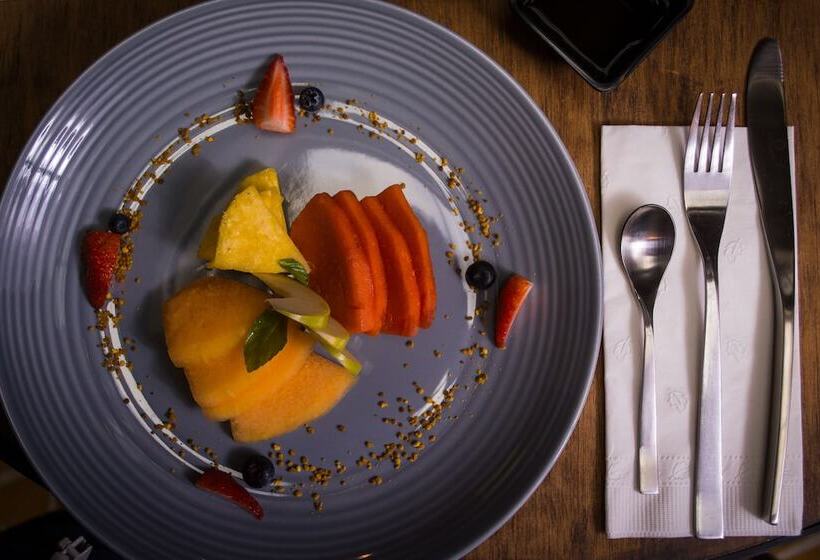 Antigua Trece Hotel Fusión