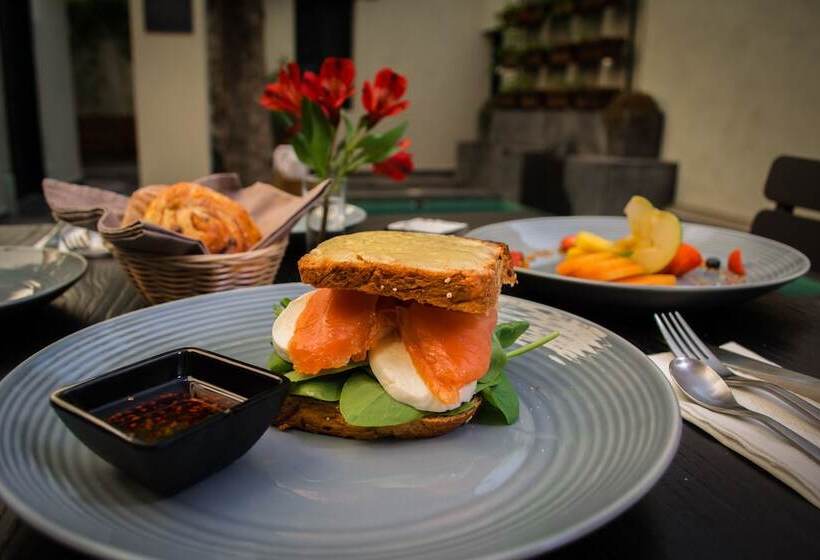 Antigua Trece Hotel Fusión