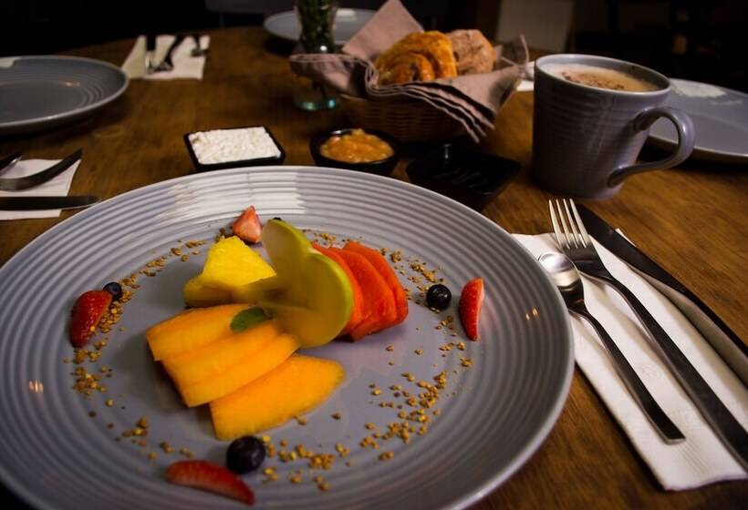 Antigua Trece Hotel Fusión