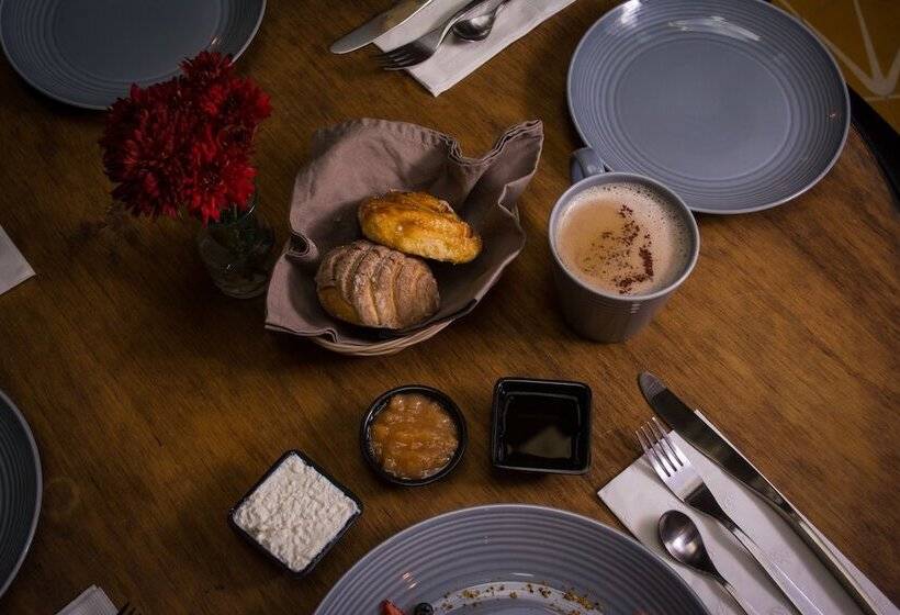 Antigua Trece Hotel Fusión