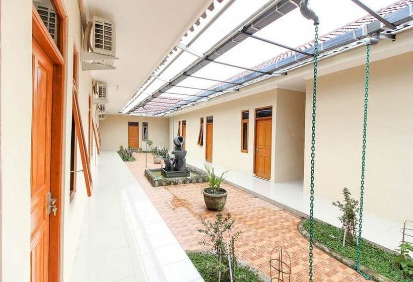 بنسيون Reddoorz Near Balekambang City Park