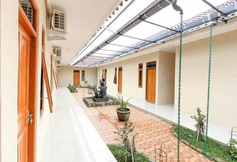 Majatalo Reddoorz Near Balekambang City Park
