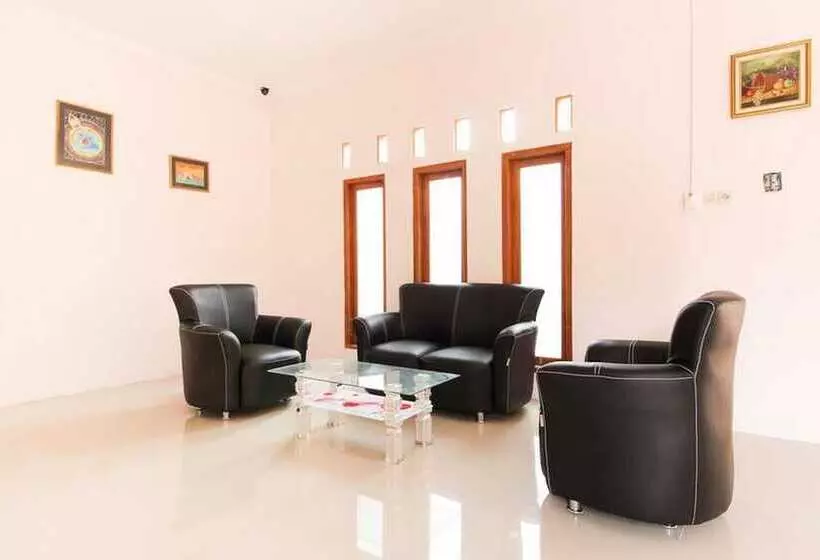 Majatalo Reddoorz Near Balekambang City Park