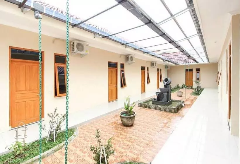 Majatalo Reddoorz Near Balekambang City Park