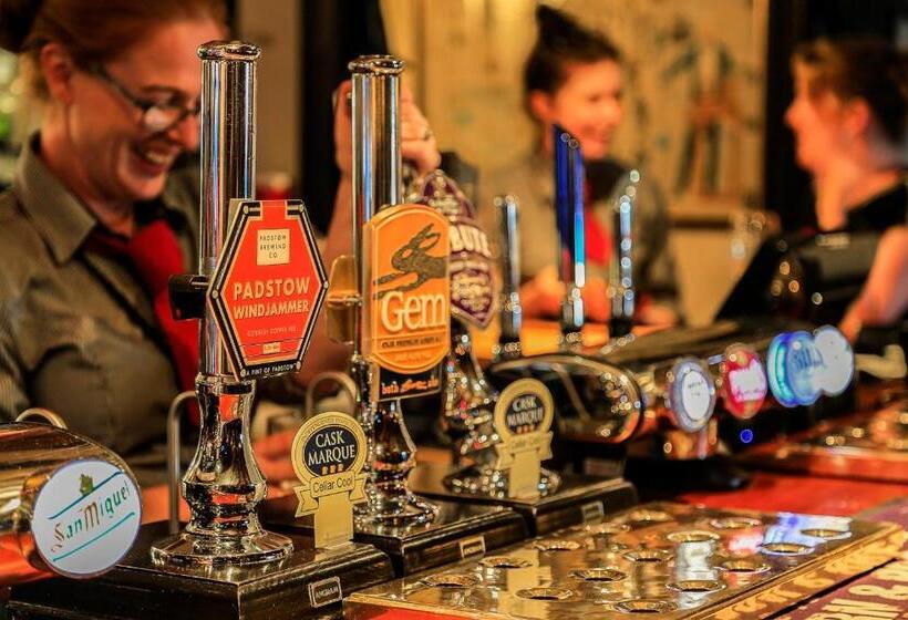 酒店 The Pickwick Inn & Oliver's Restaurant