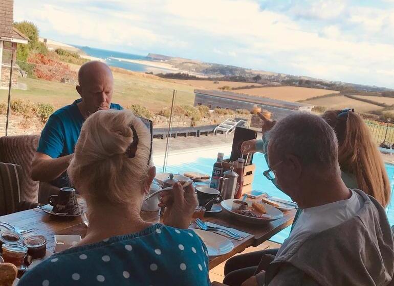 酒店 The Pickwick Inn & Oliver's Restaurant