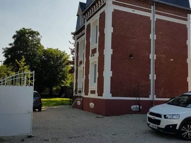 Aamiaismajoitus (B&B) Hameau Des Essarts