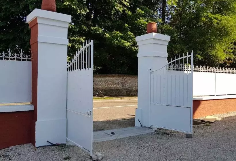 Aamiaismajoitus (B&B) Hameau Des Essarts