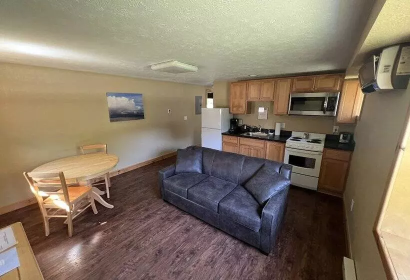 Motelli Tahquamenon Suites Lodging