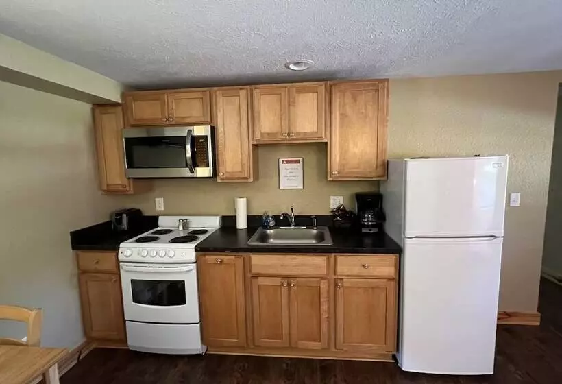 Motelli Tahquamenon Suites Lodging