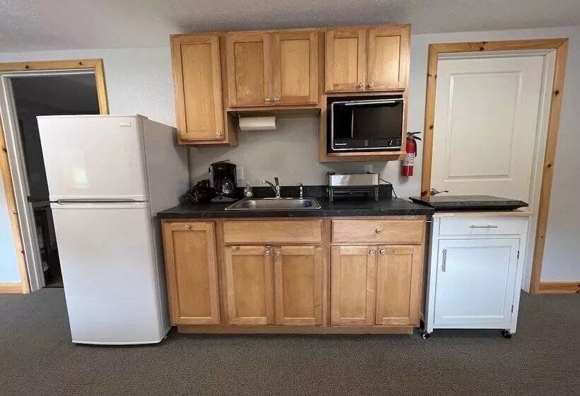 Motelli Tahquamenon Suites Lodging