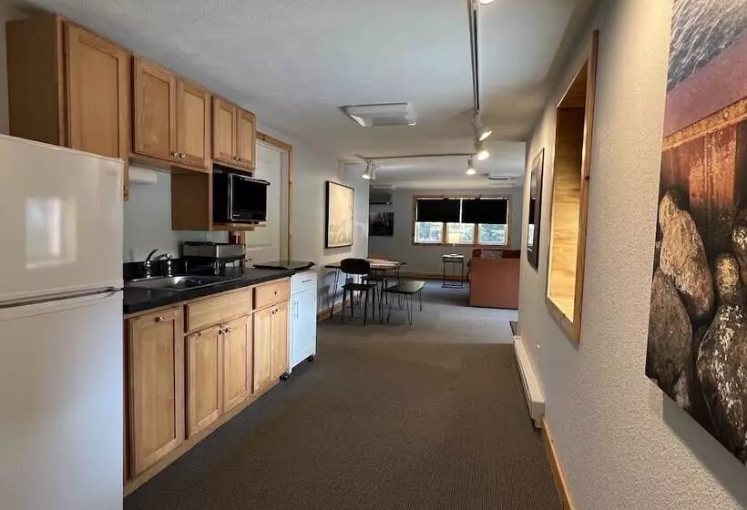 Motelli Tahquamenon Suites Lodging