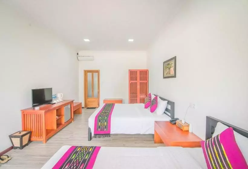 هتل Royal Airstrip  By Phyu Zin Group Of S