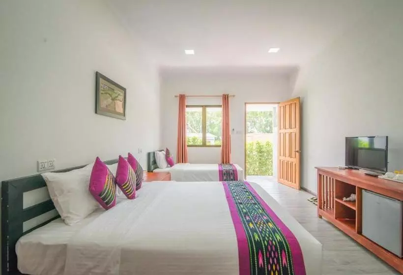 هتل Royal Airstrip  By Phyu Zin Group Of S