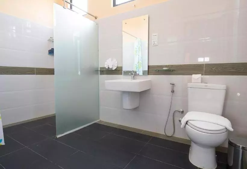 هتل Royal Airstrip  By Phyu Zin Group Of S