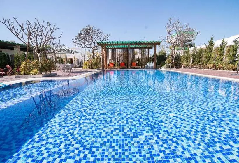 هتل Royal Airstrip  By Phyu Zin Group Of S