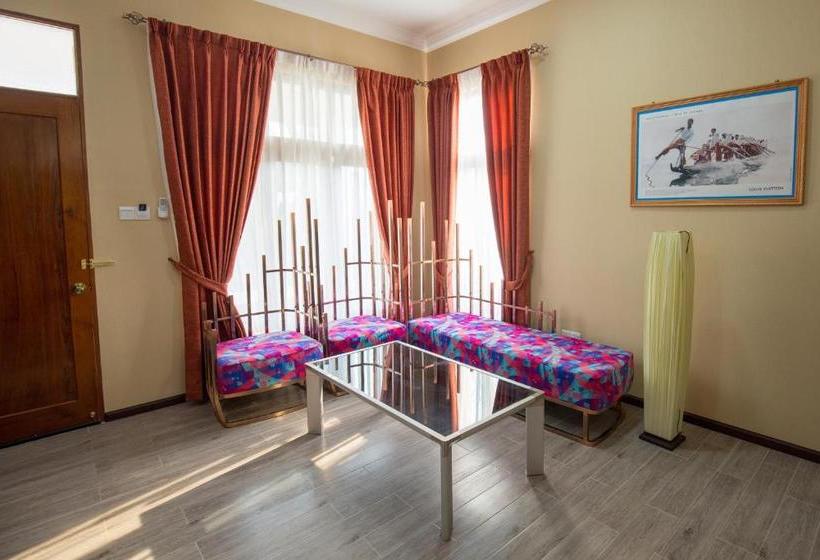 هتل Royal Airstrip  By Phyu Zin Group Of S