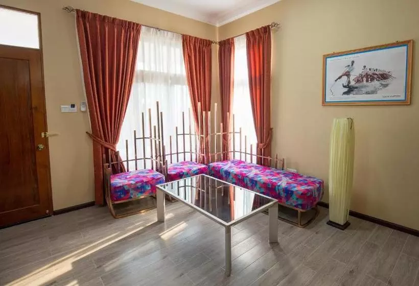 هتل Royal Airstrip  By Phyu Zin Group Of S