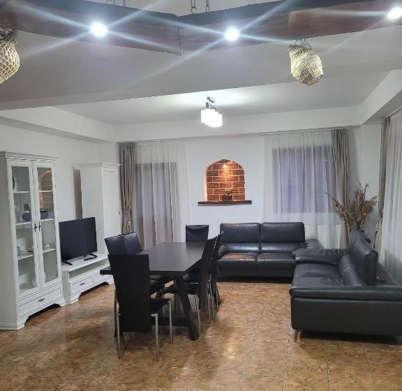 پانسیون Casa Floare De Colt