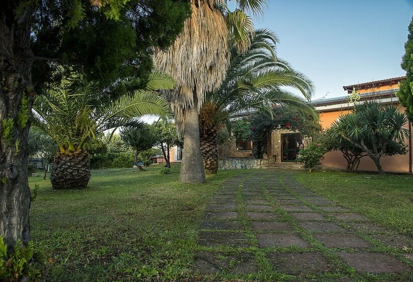 Отель Montiruju