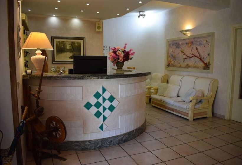 Отель Montiruju