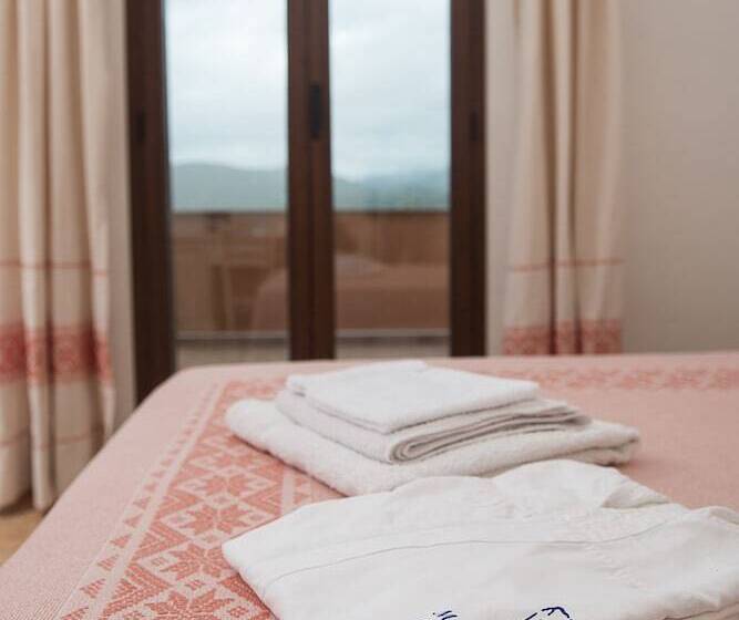 Отель Montiruju