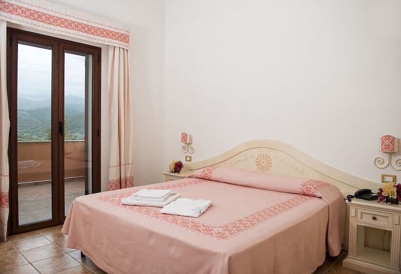 Отель Montiruju