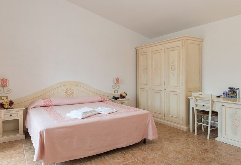 Отель Montiruju