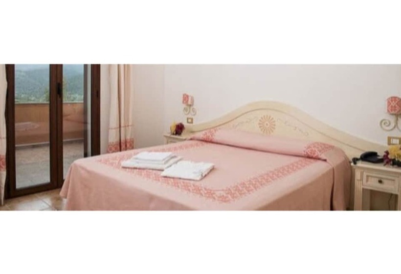 Отель Montiruju