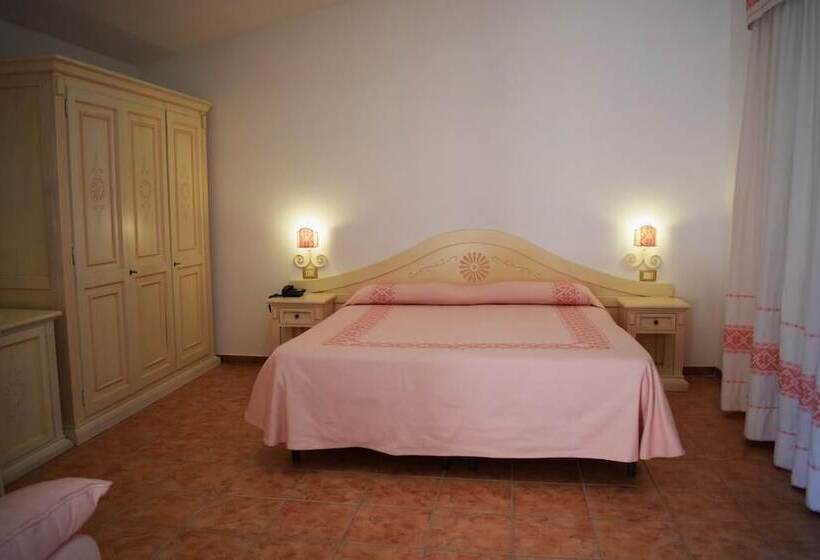 Отель Montiruju