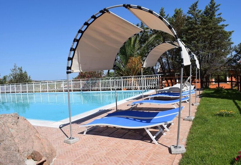 Отель Montiruju