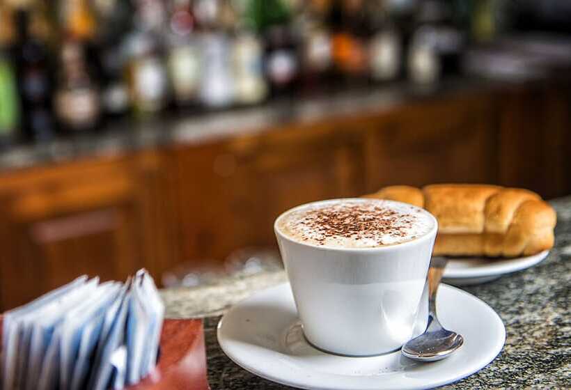 Отель Montiruju