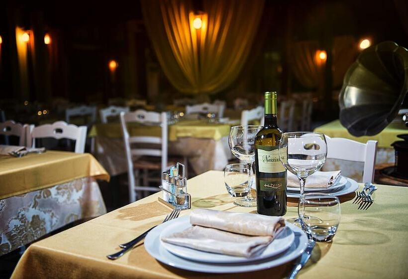 Отель Montiruju