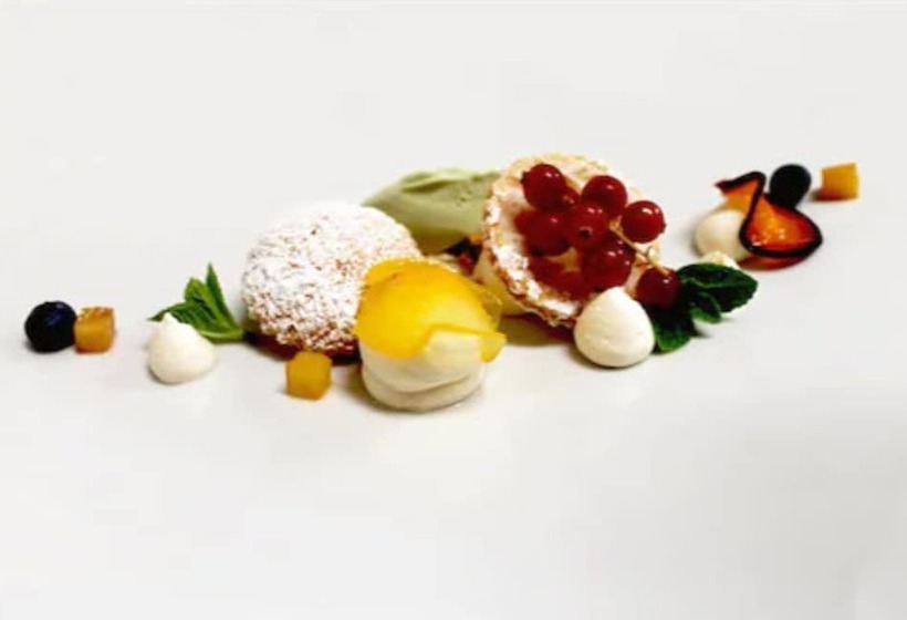 Отель Montiruju