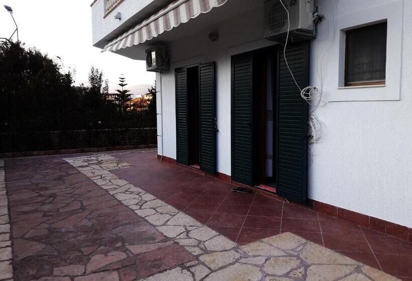 تختخواب و صبحانه Villa La Quiete   Adults Only