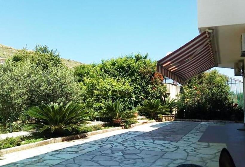 تختخواب و صبحانه Villa La Quiete   Adults Only