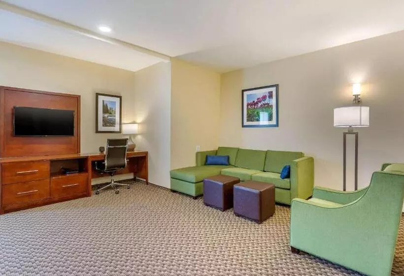 ホテル Comfort Suites Burlington Near I 5