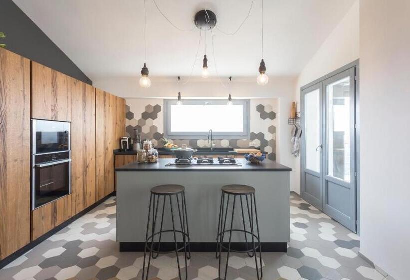 تختخواب و صبحانه Madre